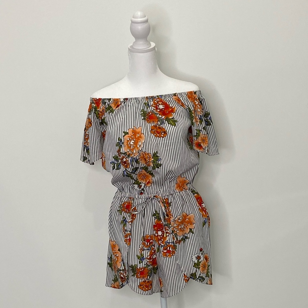 Women’s off-the-shoulder Floral Romper. Size Small